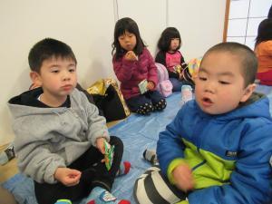 何のお菓子を食べているのかな